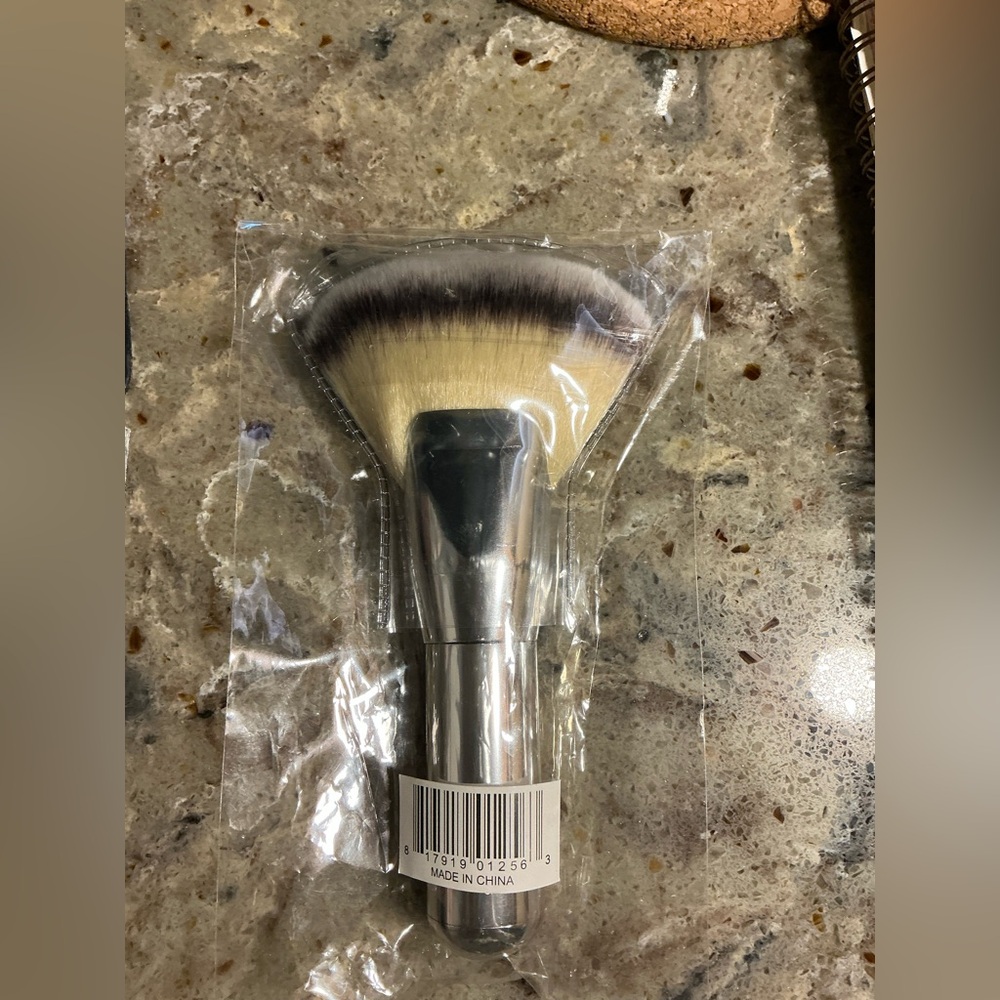 NWT It Cosmetics Heavenly Luxe Mega Fan Brush, #9 - Picture 4 of 5